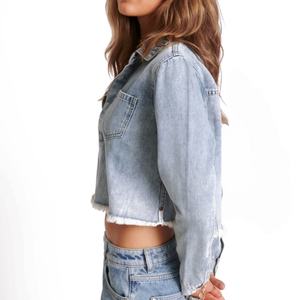 Camisas de mezclilla de manga larga con logo personalizado, corte holgado y dobladillo desgastado, estilo cropped para mujer - ¡Oferta especial! - Product Image 3