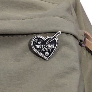 True Crime Junkie esmalte Pin Halloween gótico daga corazón broche solapa insignia Punk joyería regalo para amigos - Product Image 3