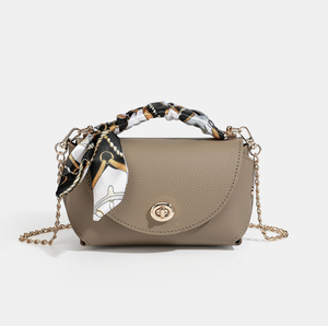 Sac à main de luxe léger en cuir Saffiano kaki avec bandoulière chaîne, poignée foulard et rabat, sac bandoulière, capacité 2-2,9 L pour les trajets quotidiens - Product Image 2