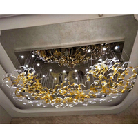 Lustres suspendus en verre de Murano LED incurvés, contemporains, modernes, luxueux, sur mesure, pour hall d'hôtel, villa créative