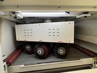 Máquina Desbarbadora Motorizada de 1600 con Succión para Pulido y Acabado de Superficies de Acero Inoxidable y Aluminio de Alta Precisión