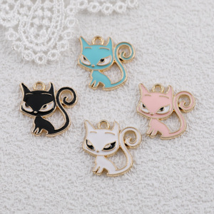Dijes de aleación de zinc con diseño de gato de dibujos animados en rosa, azul, negro y blanco, accesorios de joyería DIY para pulseras, collares y llaveros - Product Image 1