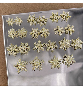 50 pièces de breloques pour ongles en alliage en forme de flocon de neige, décorations métalliques de luxe léger pour manucure d'hiver - Product Image 4