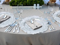 Assiettes en plastique jetables et réutilisables élégantes de 13 pouces, sous-assiettes argentées pour les buffets de mariage, les événements formels, empilables et durables