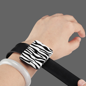 Organizador Magnético de Silicona para Horquillas y Accesorios de Peinado con Estampado de Cebra para Uso Diario - Product Image 2