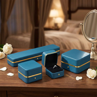 Boîte à bijoux moderne de luxe en cuir PU carré avec fermoir métallique, multi-tailles, pour bagues, colliers, boucles d'oreilles et bracelets, vente directe d'usine, personnalisable