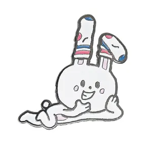 Emblema de metal esmaltado de coelho com orelha longa, alfinete de lapela de metal macio de desenho animal de anime personalizado em níquel preto