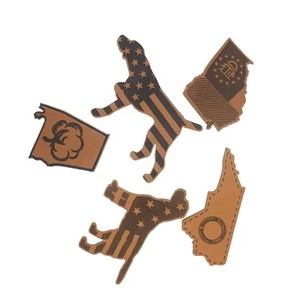 Toppe in Denim goffrato fatto <span class=keywords><strong>a</strong></span> <span class=keywords><strong>mano</strong></span> prezzo di fabbrica <span class=keywords><strong>etichette</strong></span> in pelle sintetica personalizzate <span class=keywords><strong>per</strong></span> cappello e scarpe - Product Image 1