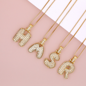 Collar <span class=keywords><strong>con</strong></span> inicial de letra delicada para uso diario, chapado <span class=keywords><strong>en</strong></span> oro de 18K sobre latón, <span class=keywords><strong>con</strong></span> diseño de burbujas, micro pavé denso de circonitas y engaste de triple fila de piedras - Product Image 4