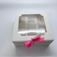Boîte en carton pliable de type dossier, recyclable, de qualité alimentaire, en carton ivoire, à 9 compartiments, avec fenêtre ajourée en forme de nuage et gaufrage