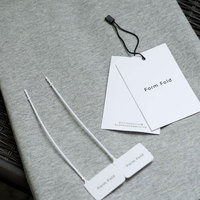 Étiquettes suspendues et étiquettes de vêtements en papier écologiques personnalisées pour le branding de vêtements et sacs – ODM et OEM disponibles