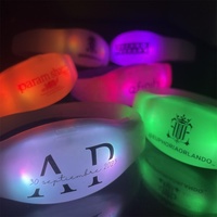 Bracelet LED interactif Longstargift 433 MHz RGB clignotant en silicone avec support de ventilateur, contrôle sans fil, logo personnalisé pour concerts et fêtes