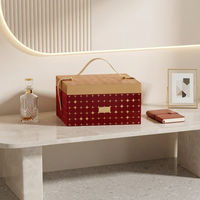 Caja de Regalo de Lujo Personalizada con Asa de Cuero, Estuche Rígido Rojo y Dorado para Regalos Navideños, Promoción de Marca Boutique