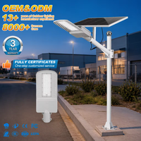 Lampadaires solaires extérieurs modernes en aluminium étanches IP65 à longue durée de vie de la batterie, 60W-200W, luminosité élevée personnalisable
