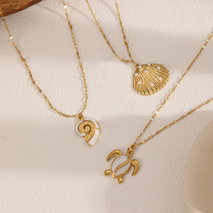 สร้อยคอสแตนเลสชุบทอง 18K ลายเปลือกหอยเต่าทะเล พร้อมจี้รูปเปลือกหอยและหอยสังข์ - Product Image 2