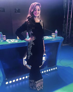 Kurti brodé élégant avec pantalon assorti |   Robe de soirée / de mariage haut de gamme pour femmes - Product Image 2