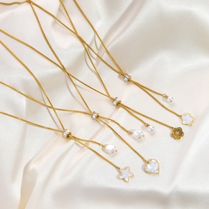 Collier pendentif plaqué or avec chaîne coulissante réglable, breloques en nacre (coeur, étoile, trèfle, fleur) et perle, bijoux dorés - Product Image 1