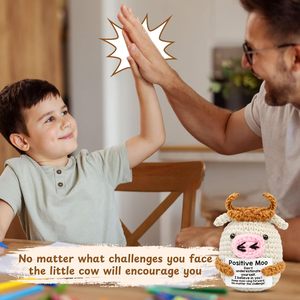Bambola di supporto emotivo a forma di mucca all'uncinetto, <span class=keywords><strong>peluche</strong></span> positivo lavorato a mano con biglietto motivazionale - Product Image 4