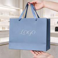 Sac cadeau en papier cartonné blanc de luxe, logo et couleur personnalisés, poignée en ruban, sac de shopping en papier imprimé sur mesure