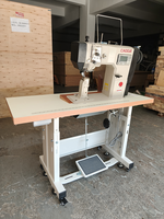 Machine à coudre industrielle informatisée à une aiguille, à bras, pour la couture de semelles de chaussures et de cuir