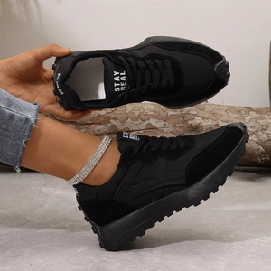 Vente en gros usine 2026 baskets tendance polyvalentes de style rétro - pour <span class=keywords><strong>femme</strong></span>, entièrement noires, <span class=keywords><strong>à</strong></span> panneaux, avec logo lettre, plateforme classique, décontractées - Product Image 2