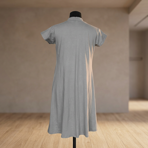 Robe de couleur grise teinte unie à col en V Robe longueur genou manches courtes style décontracté vêtements de plage Robe pour maternité femmes à un prix abordable - Product Image 3