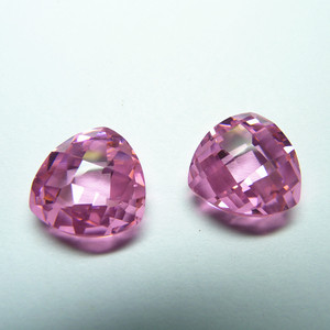 4mm-10mm Double Checker Board Cut CZ Stone Trillion Shape Briolette Cut Cubic Zirconia Faceted Beads pour la fabrication de bijoux - Product Image 1