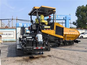 China Brand 9 Meter Paver Danfoss <b>Running</b> Gear SSP90C-10H Paving Capacity 970t/h Paving Width 9.2 Meters - Product Image 4