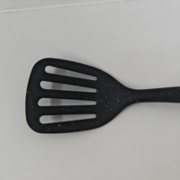 Spatule en nylon résistant à la chaleur, spatule de cuisine antiadhésive de qualité alimentaire avec poignée en TPR pour wok de cuisine
