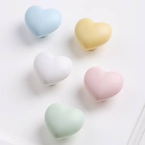 Perilla de cajón de armario de puerta de cerámica de un solo orificio de estilo moderno, manija en forma de corazón en varios colores para armario de cocina - Product Image 1