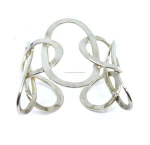 Bracelet manchette en laiton plaqué or |   Bracelet ajustable en pierre d'onyx noir |   Kada en laiton fait main de forme ovale pour le bien-être quotidien - Product Image 1