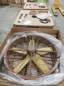 Ventilateur mural industriel oscillant de 24 pouces avec brumisateur, moteur, protection IP65, volume d'air de 13000 m³/h, distance d'air de 25 m - Product Image 2