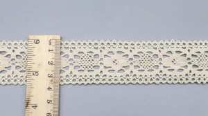 Nastro Largo Vintage in Pizzo Floreale Intrecciato 100% Cotone con Bordo Ondulato per Creazione di Abiti - Product Image 3