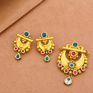 Pendentif traditionnel en or en forme de croissant, serti de pierres rouges et vertes, bijoux ethniques pour femmes, à porter pour les occasions festives - Product Image 3