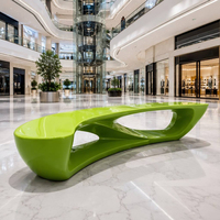 Banco de Fibra de Vidrio Curvo Moderno con Diseño Hueco Creativo, Superficie Brillante, Asiento Público Artístico para Plaza, Galería, Aeropuerto