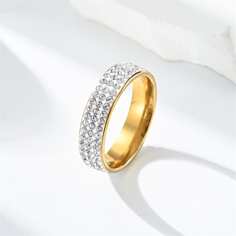 Tres filas de diamantes dorados.
