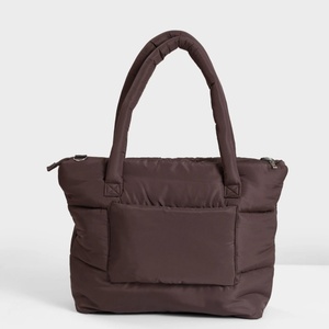 Sac de voyage matelassé en nylon imperméable de qualité supérieure OEM, <span class=keywords><strong>couleur</strong></span> unie, avec fermeture éclair et broderie, sac à bandoulière pour femme, sac fourre-tout matelassé - Product Image 4