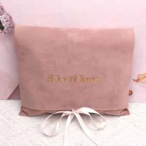 Bolsa Envelope de Veludo para Joias com Logotipo Personalizado, Estampa Dourada, Laço e Aba de Camurça Sintética de Luxo - Product Image 2