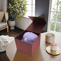 Boîtes d'emballage de chapeau à fermeture magnétique en papier d'art C2s pliable avec logo personnalisé Boîtes d'emballage de capuchon à impression UV noir pour casquettes