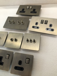 86 벽걸이 복고풍 스타일 골동품 황동 토글 스위치 스테인레스 스틸 프레임 UK13A 유럽 소켓 UNIVERSAL 전원 USB 콘센트 - Product Image 4
