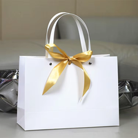 Sacs cadeaux en papier d'art classiques et écologiques avec matériaux recyclés, logo personnalisé, poignée en ruban pour l'emballage de bougies et d'artisanat