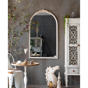 Elegante Specchio <span class=keywords><strong>da</strong></span> <span class=keywords><strong>Parete</strong></span> Europeo ad Arco con Cornice Ornamentale Bianco Antico Intricatamente Decorata e Superficie Riflettente Lucida - Product Image 2