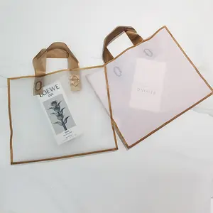 Bon fournisseur réponse rapide meilleur prix logo personnalisé sacs en plastique rose transparent avec des lignes dorées
