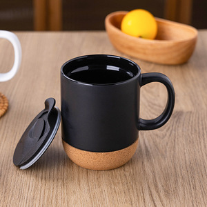 Taza de cerámica con base de corcho, diseño minimalista negro, para café, té, regalo. - Product Image 1