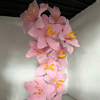 Installation artistique moderne de fleurs géantes en mousse de luxe, idéale pour la décoration de vitrines de centres commerciaux et de mariages