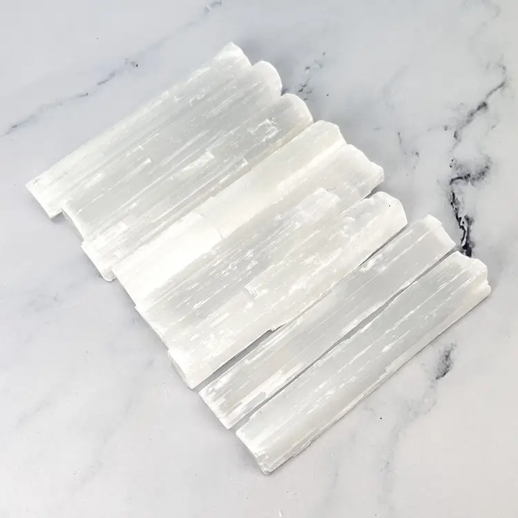 Оптовая продажа, натуральный белый необработанный селенитовый образец кристалла гипса для исцеления