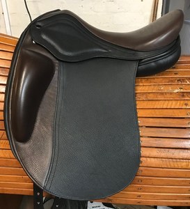 Silla de Doma de Alto Rendimiento Fabricada con Cuero Premium, Diseño de Asiento Profundo, Sistema de Arco Ajustable, Ideal para Caballos de Competición - Product Image 3