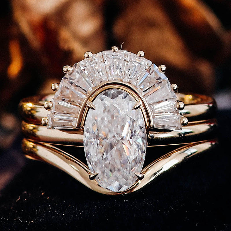 Anillo de oro macizo de 10 quilates con moissanita y diamantes.