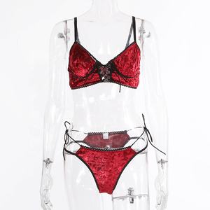 INTIFLOWER SL1947 Nouveau style Ensemble soutien-gorge et culotte en velours rouge à ouverture frontale - Lingerie sexy et charmante pour femmes - Product Image 4