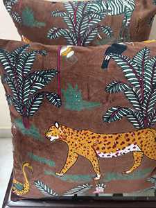 Housses de coussin en velours de coton de luxe, taillées à la main, décoratives, motif Tigre Majestueux (Moutarde Dorée) : un animal audacieux et classique - Product Image 5